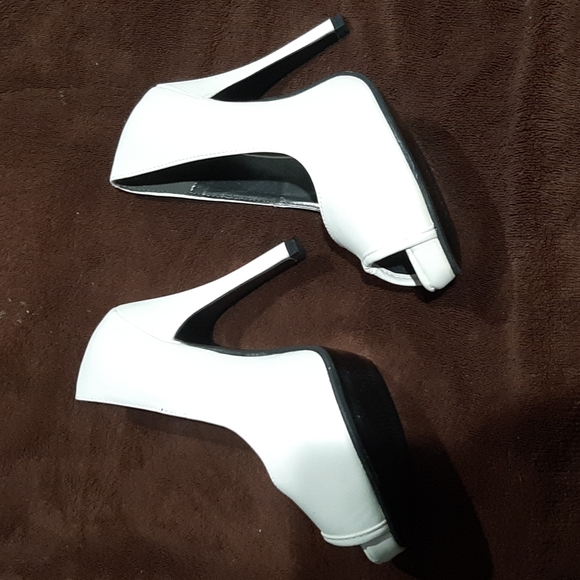 Pumps - Picture 2 of 5